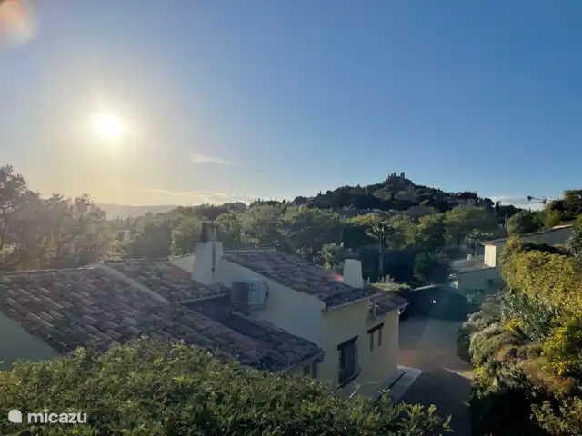 La Petite Villa Amarilla en Francia, Costa Azul, Grimaud - casa vacacional Vista desde la pequeña zona de asientos elevada