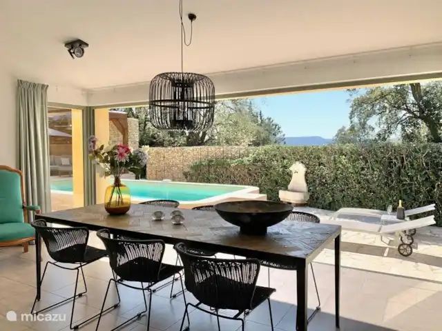 La Petite Villa Amarilla en Francia, Costa Azul, Grimaud - casa vacacional Vista desde el comedor de la piscina y terraza.