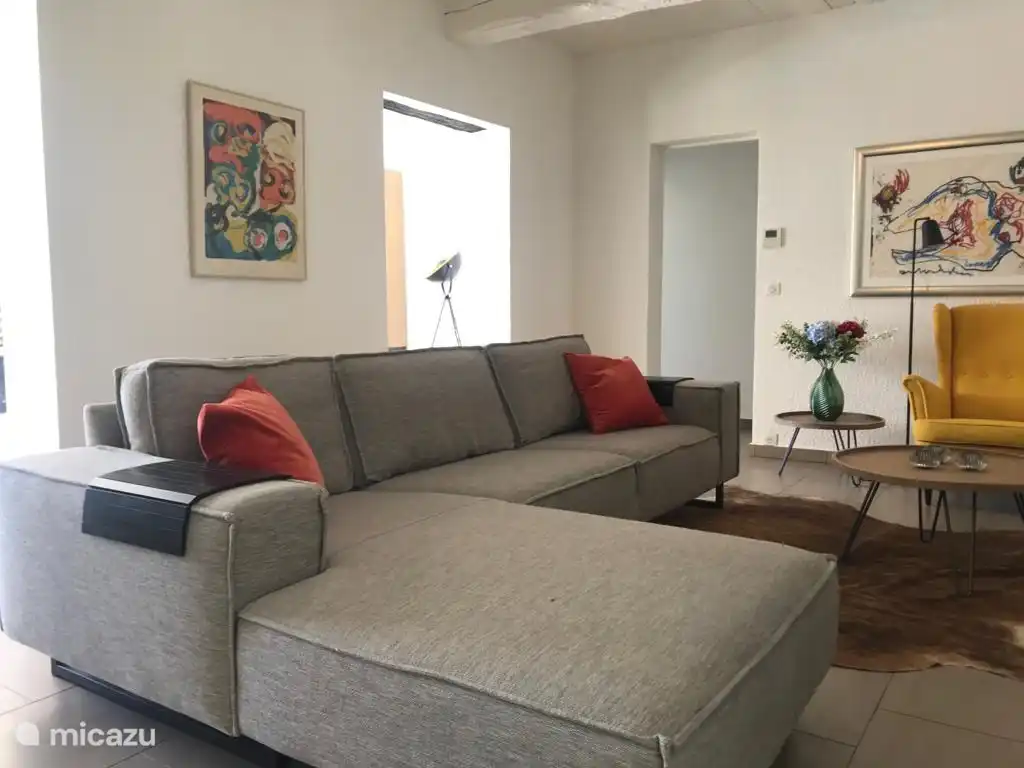 Wohnzimmer mit Sitzgarnitur 