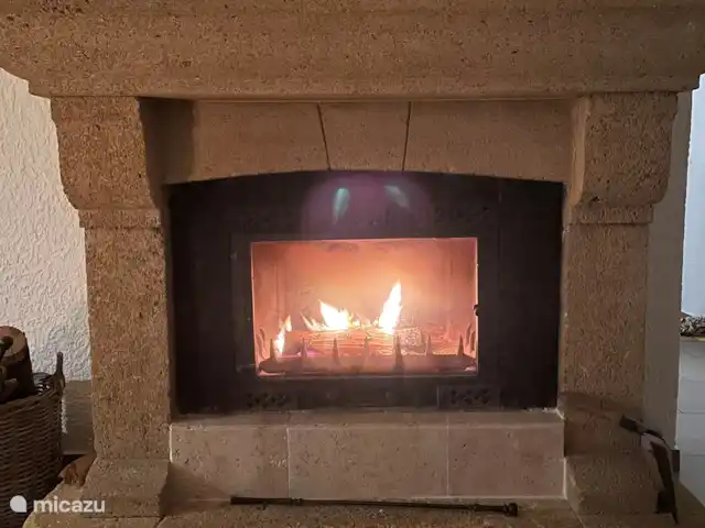 La Petite Villa Amarilla en Francia, Costa Azul, Grimaud - casa vacacional Chimenea en invierno