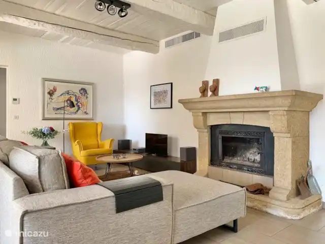 La Petite Villa Amarilla en Francia, Costa Azul, Grimaud - casa vacacional Salón con chimenea