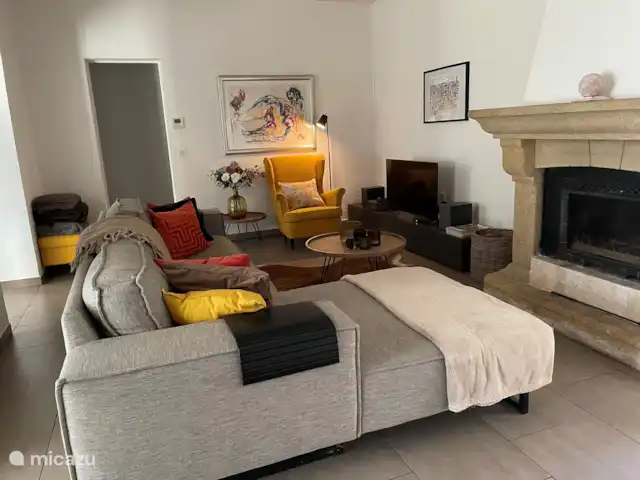 La Petite Villa Amarilla en Francia, Costa Azul, Grimaud - casa vacacional Acogedora sala de estar