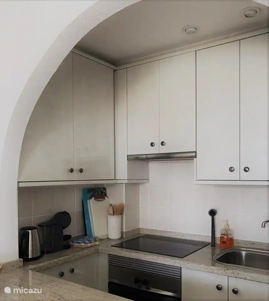 The compact kitchen is fully equipped, oven, dolce gusto machine, kettle and nice oven