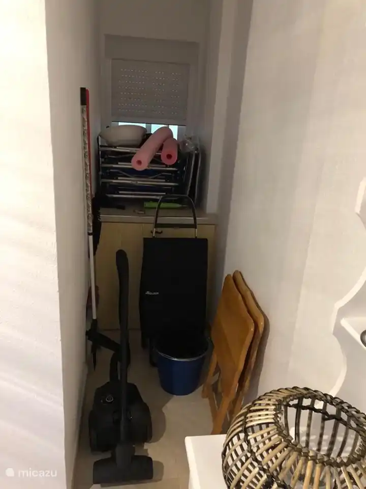 In this niche on the balcony you will find the vacuum cleaner, cleaning products, handy shopping trolley and handy storage space!