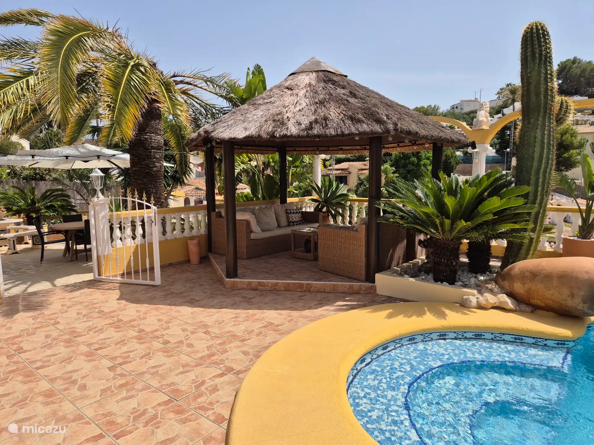 Lounge hut