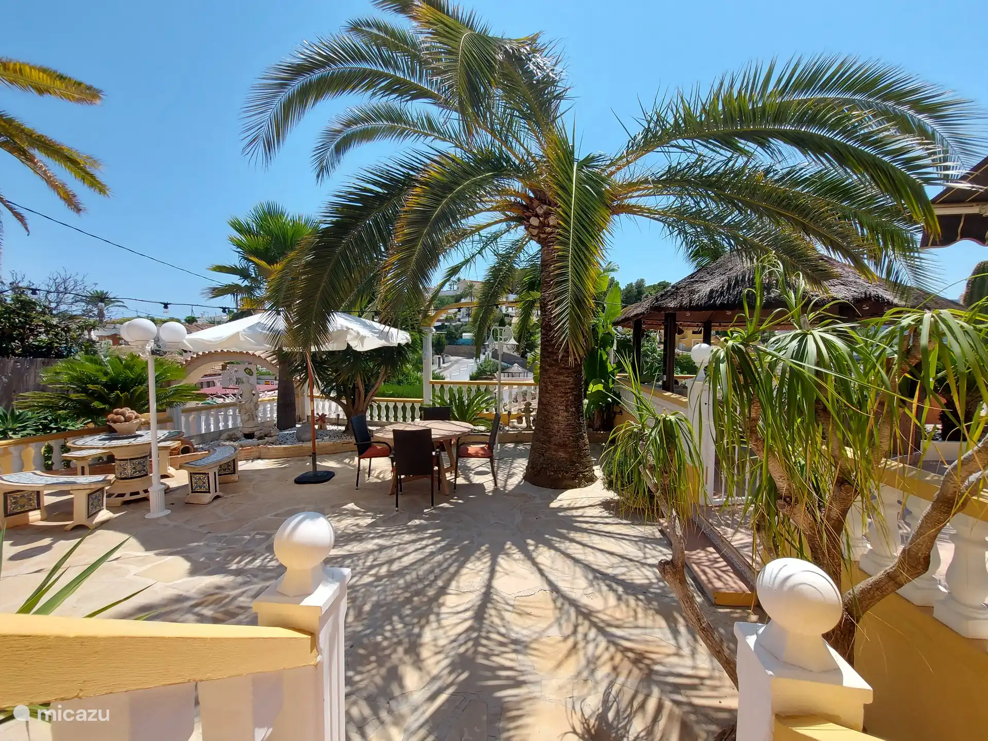 Grande terrasse devant la maison avec canapé