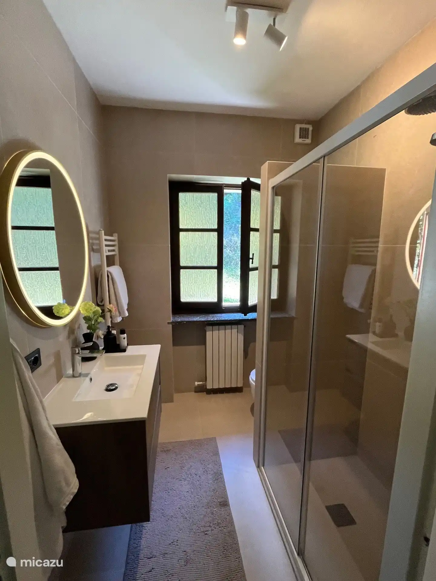 Salle de bain 1er étage. Douche spacieuse, toilettes suspendues et lavabo spacieux. Serviettes incluses