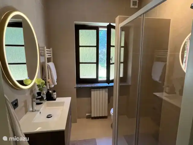 Villa Félix Piamonte en Italia, Piamonte, Turín - casa vacacional Baño 1ª planta. Amplia ducha, inodoro colgante y lavabo espacioso. Toallas incluidas