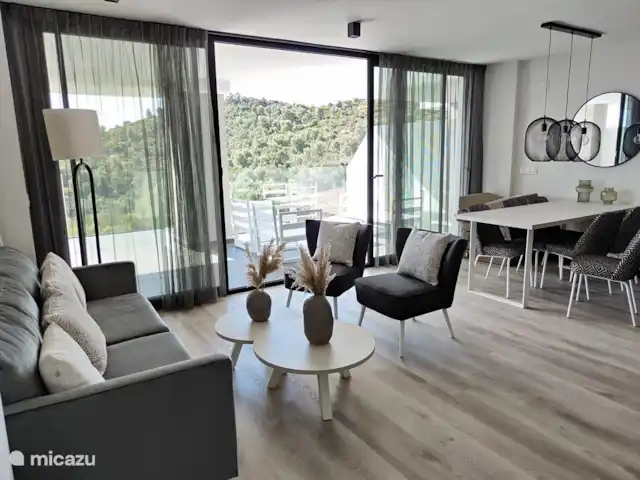Luxe appartement met groot balkon huren in Spanje, Costa del Sol, Mijas Costa - appartement Woonkamer en eethoek