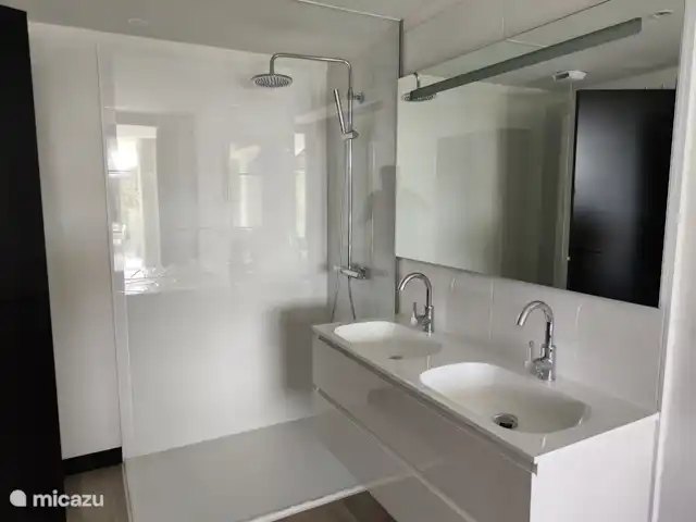 Luxe appartement met groot balkon huren in Spanje, Costa del Sol, Mijas Costa - appartement Douche en dubbele wastafel in de master bedroom