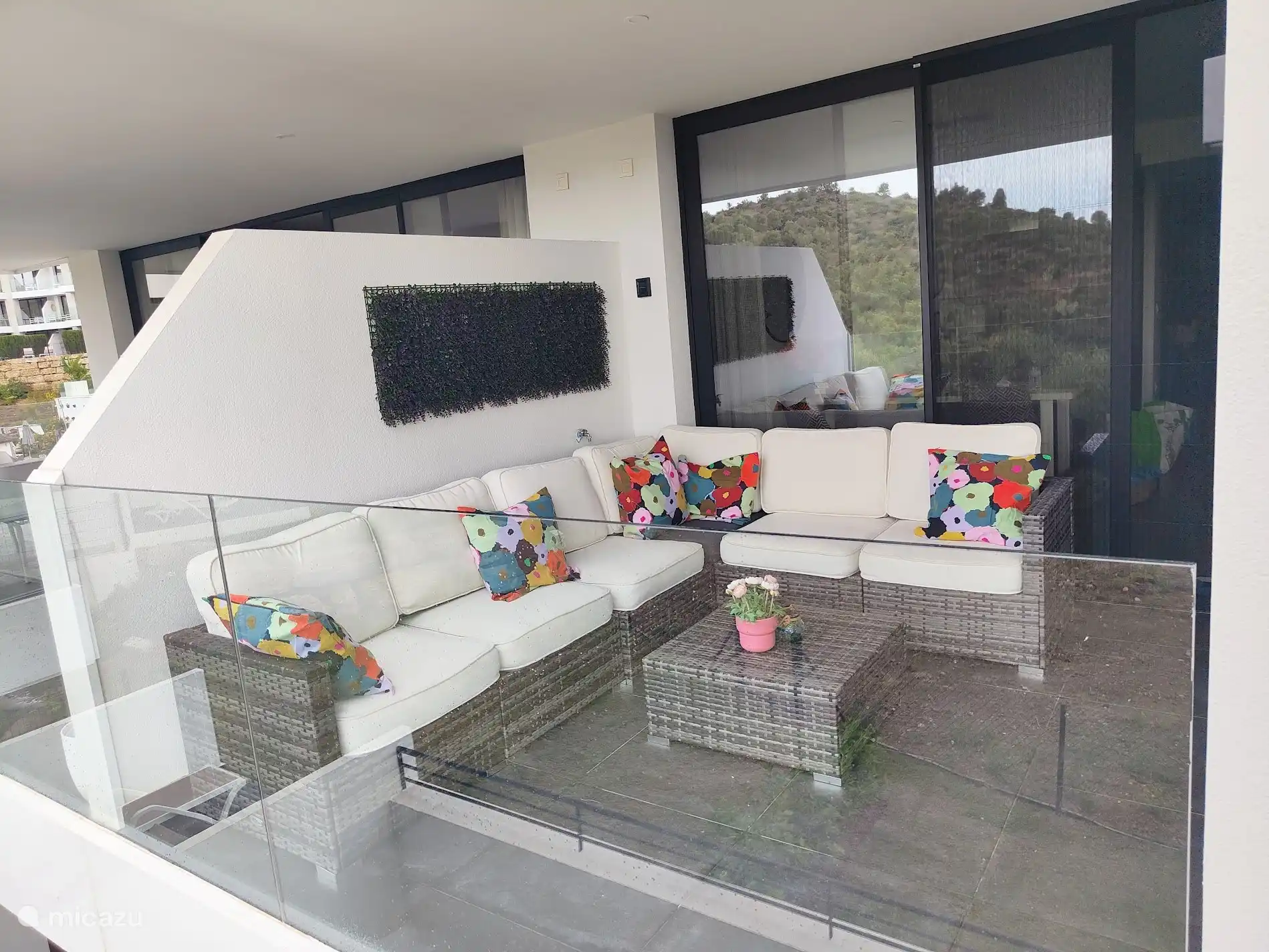 Schöne Lounge auf dem Balkon