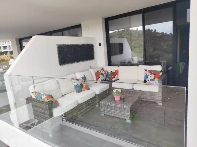 Luxe appartement met groot balkon huren in Spanje, Costa del Sol, Mijas Costa - appartement Heerlijke loungeset op het balkon