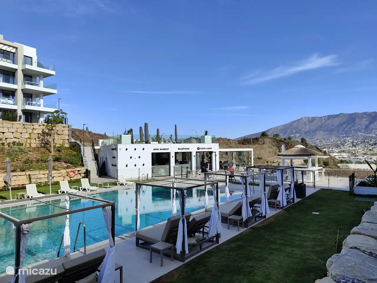 Schwimmbad mit Liegestühlen