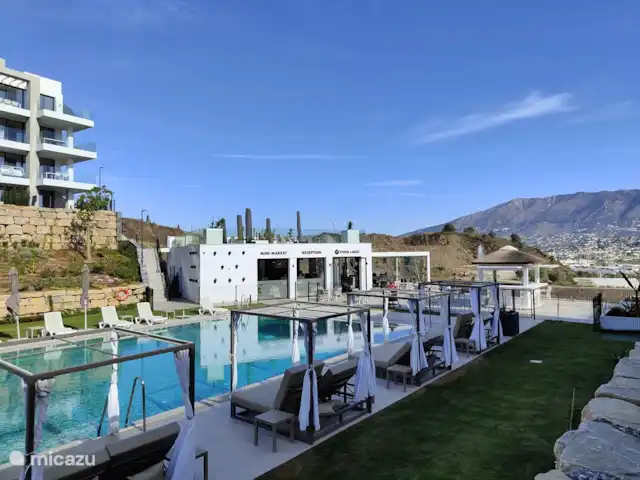 Luxe appartement met groot balkon huren in Spanje, Costa del Sol, Mijas Costa - appartement Zwembad met ligstoelen