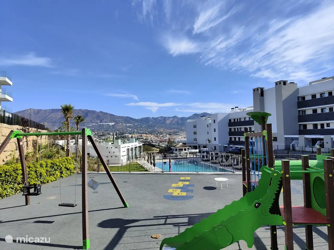 Spielplatz über dem Pool