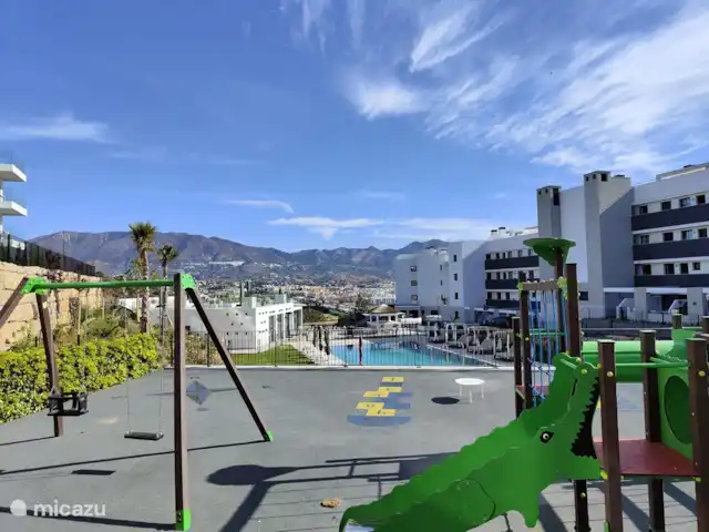 Luxe appartement met groot balkon huren in Spanje, Costa del Sol, Mijas Costa - appartement Speeltuintje boven het zwembad