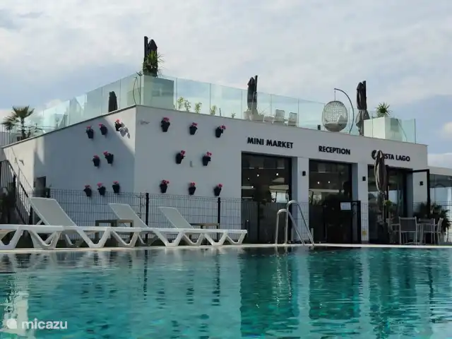 Luxe appartement met groot balkon huren in Spanje, Costa del Sol, Mijas Costa - appartement Restaurant en receptie