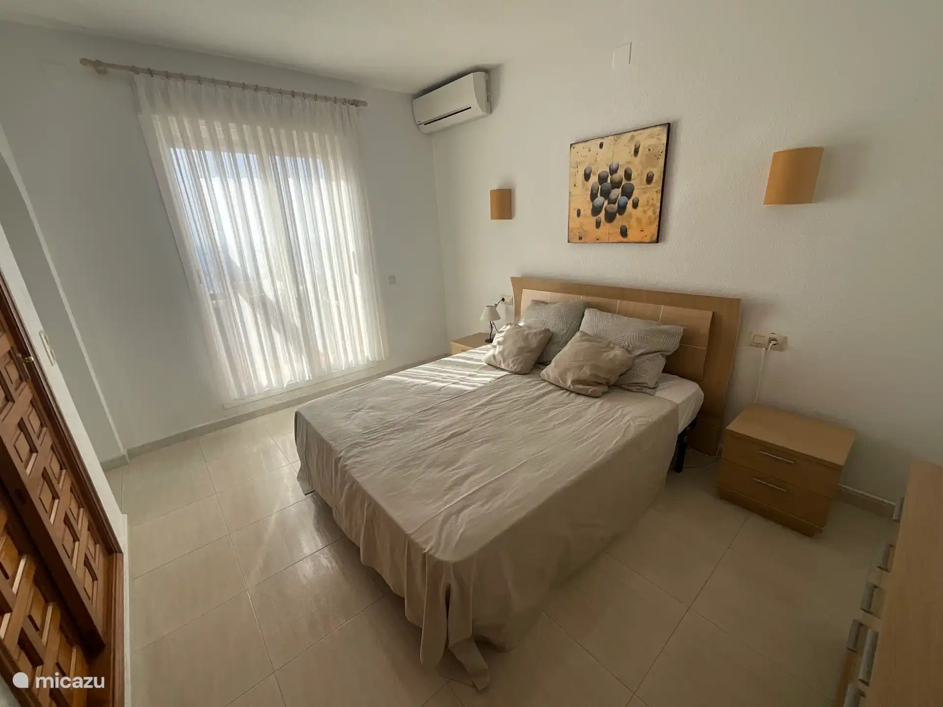 Dormitorio principal con acceso directo a la terraza de la azotea. Persianas enrollables