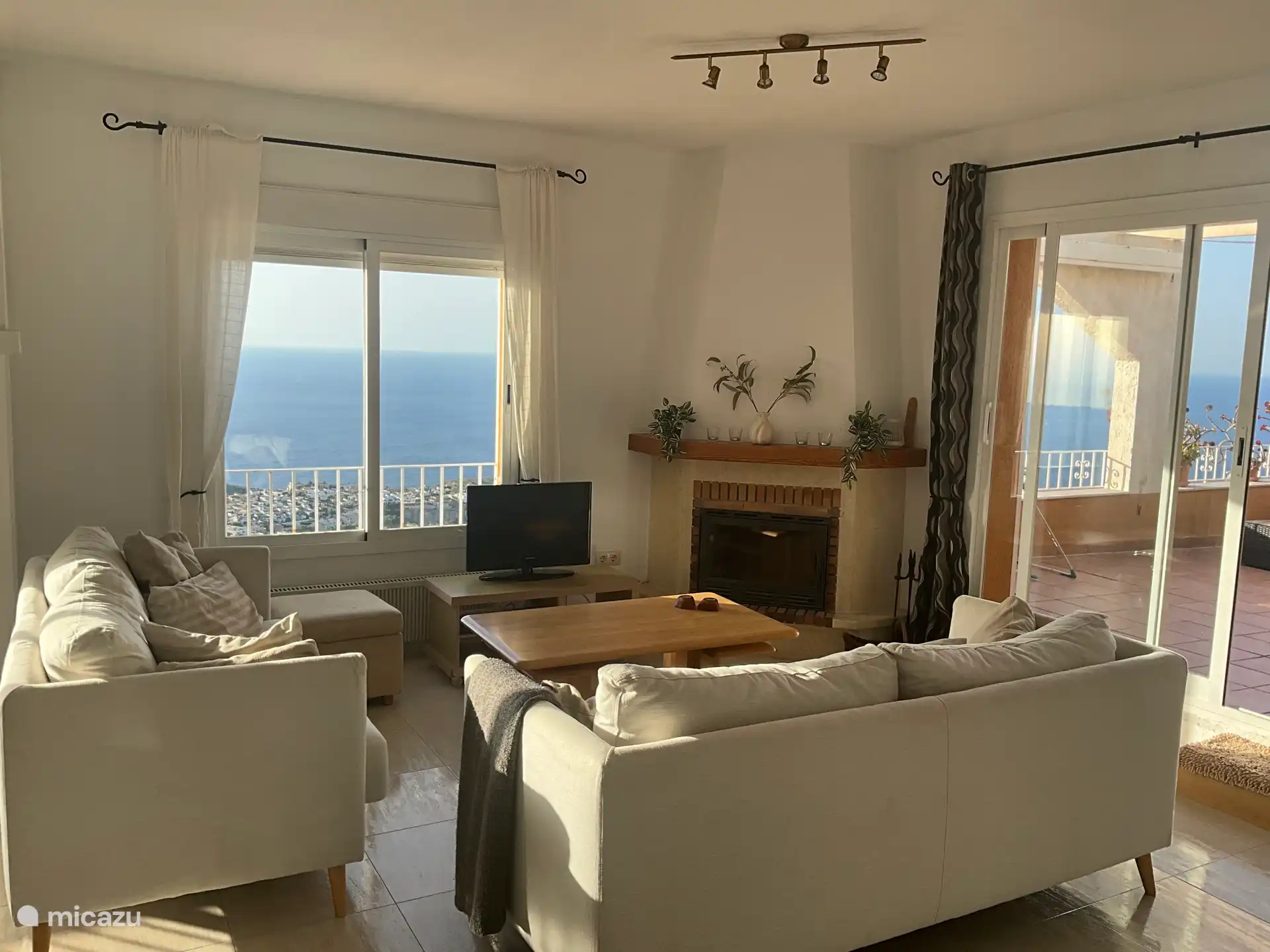 Salón amueblado con estilo y chimenea