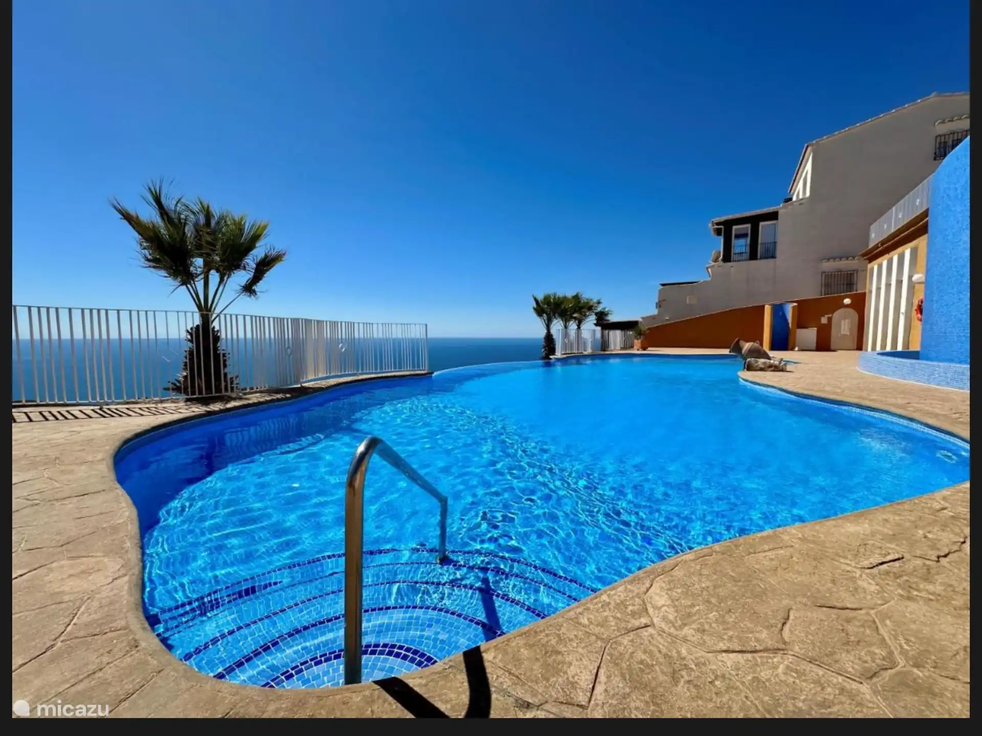 Es gibt zwei gemeinschaftliche Infinity-Pools