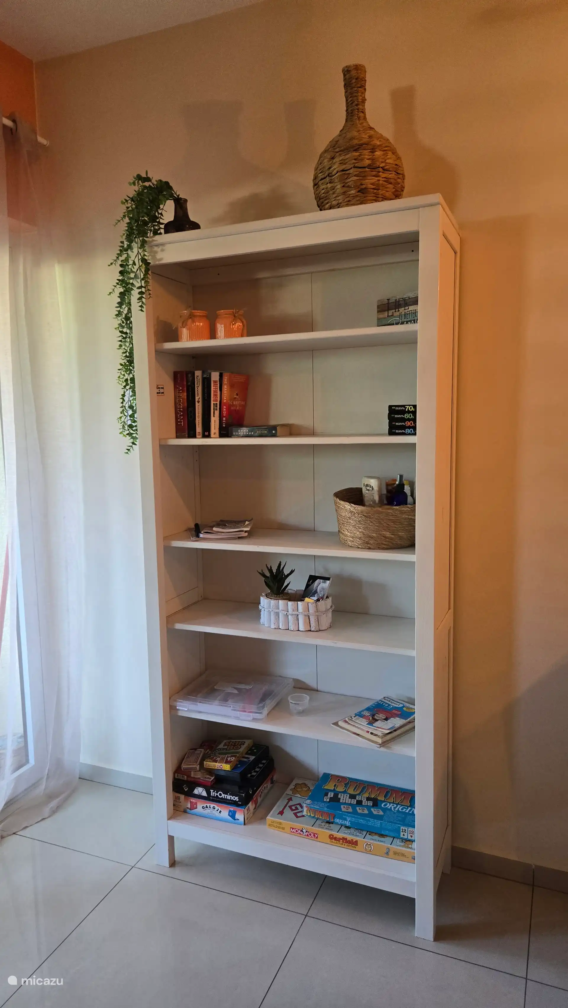 Libros, juegos y manualidades.
Información de la isla, etc.