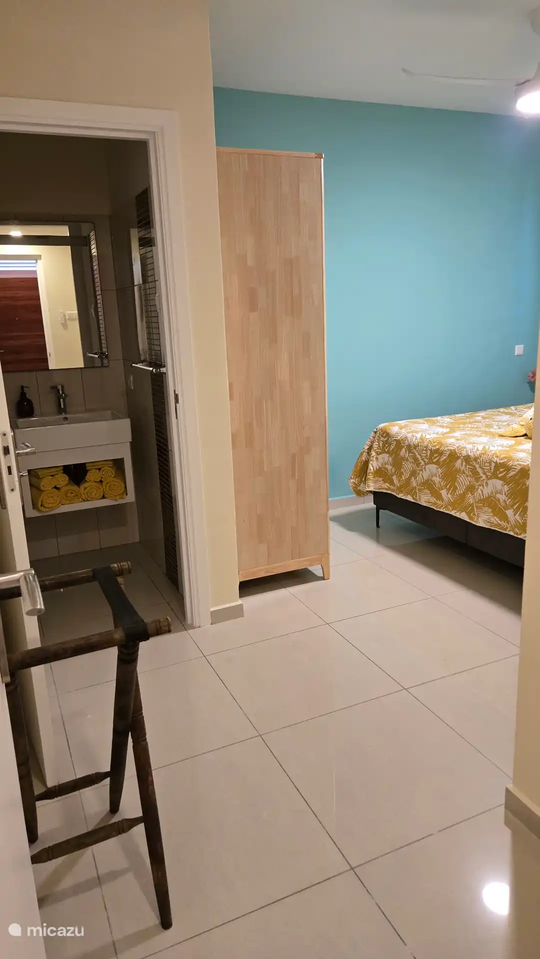 Dormitorio con baño completo en suite 