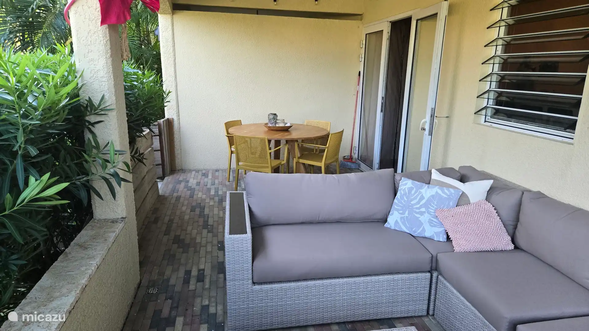 Comedor y sala de estar en el patio