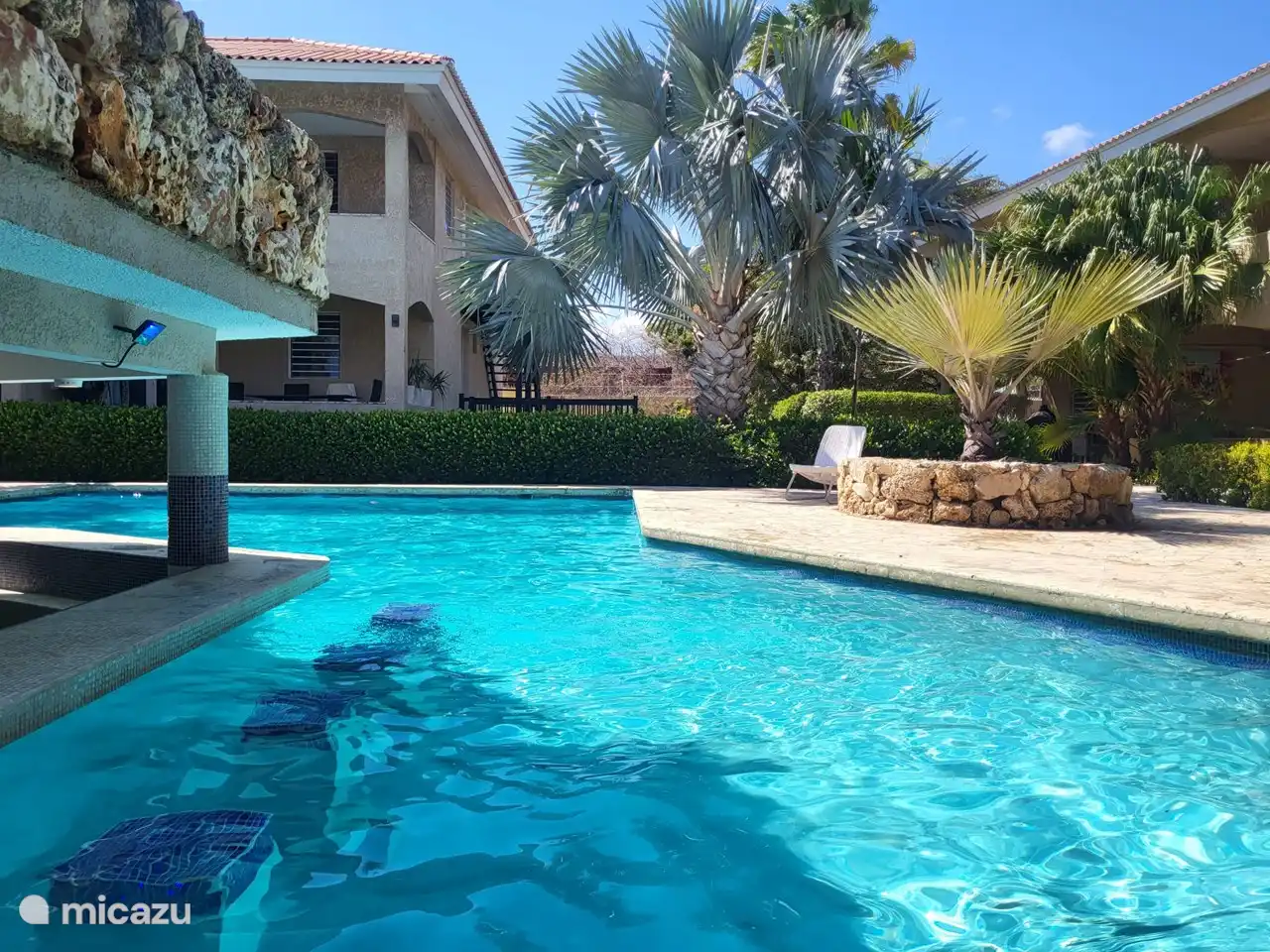 Barzitplaatsen en el zwembad