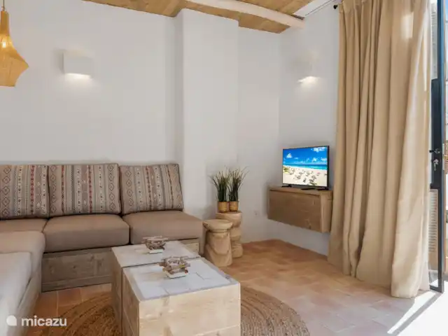 Casa Aduar Marbella Casco Antiguo 3b en España, Costa del Sol, Marbella - casa vacacional Salón con televisión. Transmite tu serie favorita a través de Google TV