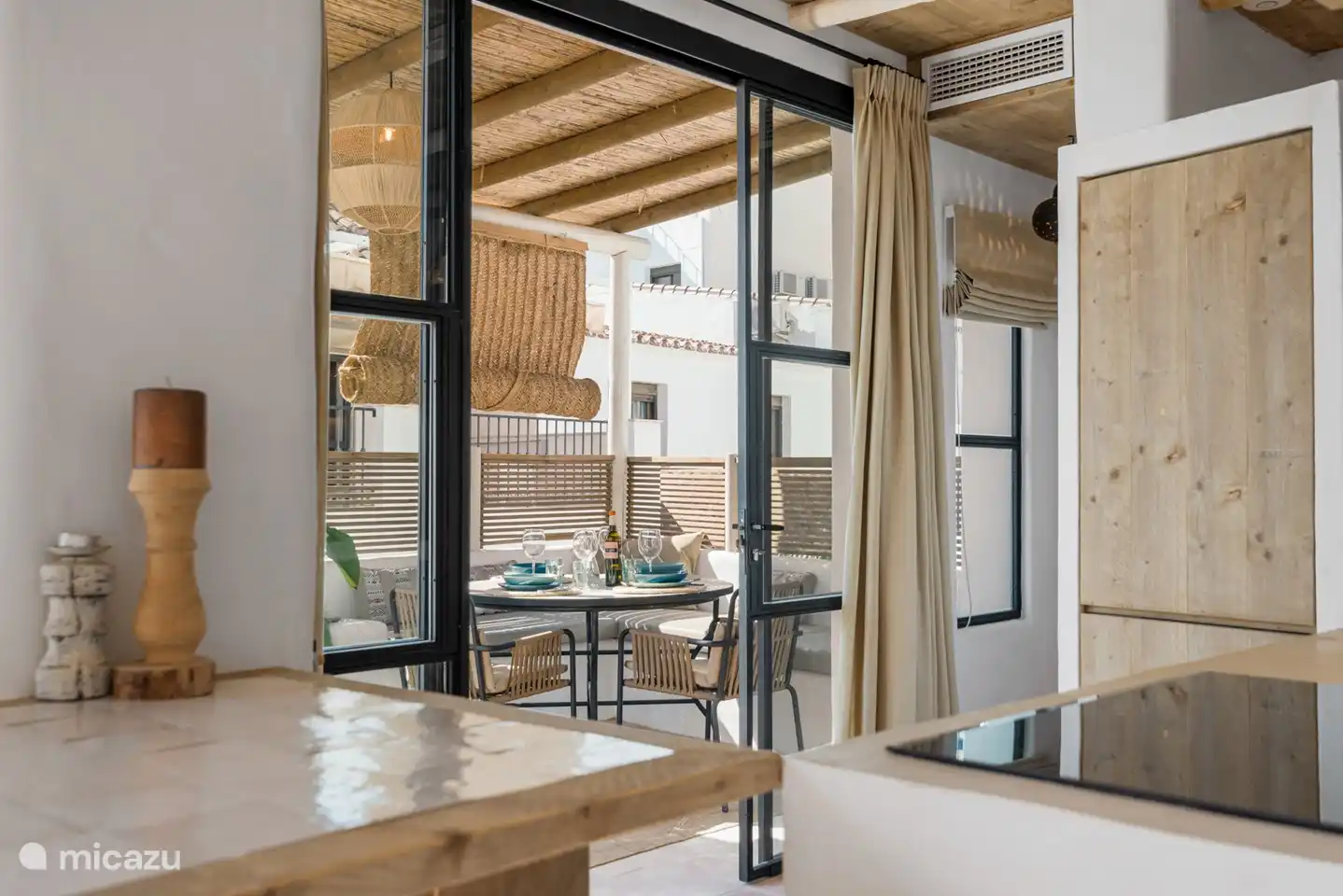 Vue sur la terrasse depuis la table à manger