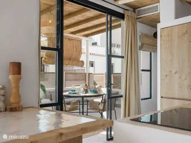 Casa Aduar Marbella Casco Antiguo 3b en España, Costa del Sol, Marbella - casa vacacional Vista a la terraza desde la mesa del comedor.