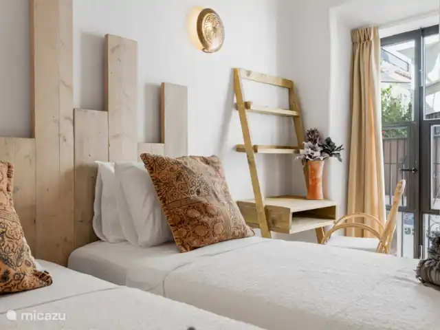 Casa Aduar Marbella Casco Antiguo 3b en España, Costa del Sol, Marbella - casa vacacional Dormitorio 1 con balcón francés.