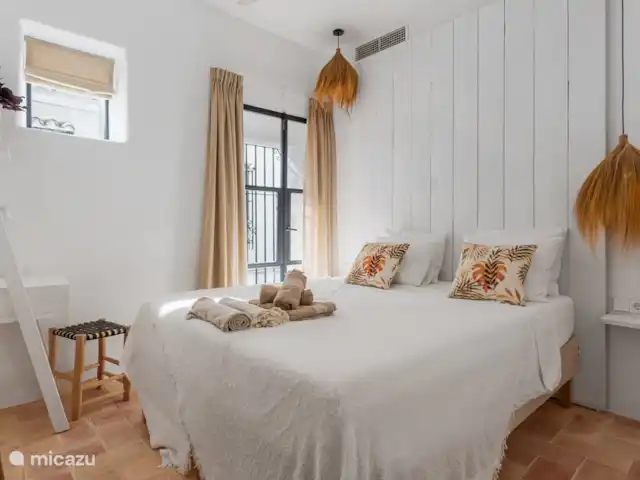 Casa Aduar Marbella Casco Antiguo 3b en España, Costa del Sol, Marbella - casa vacacional Dormitorio 2 con balcón francés.