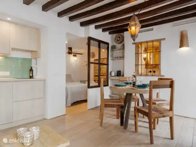 Casa Aduar Marbella Casco Antiguo 3b en España, Costa del Sol, Marbella - casa vacacional Salón/comedor en planta baja con cocina abierta.