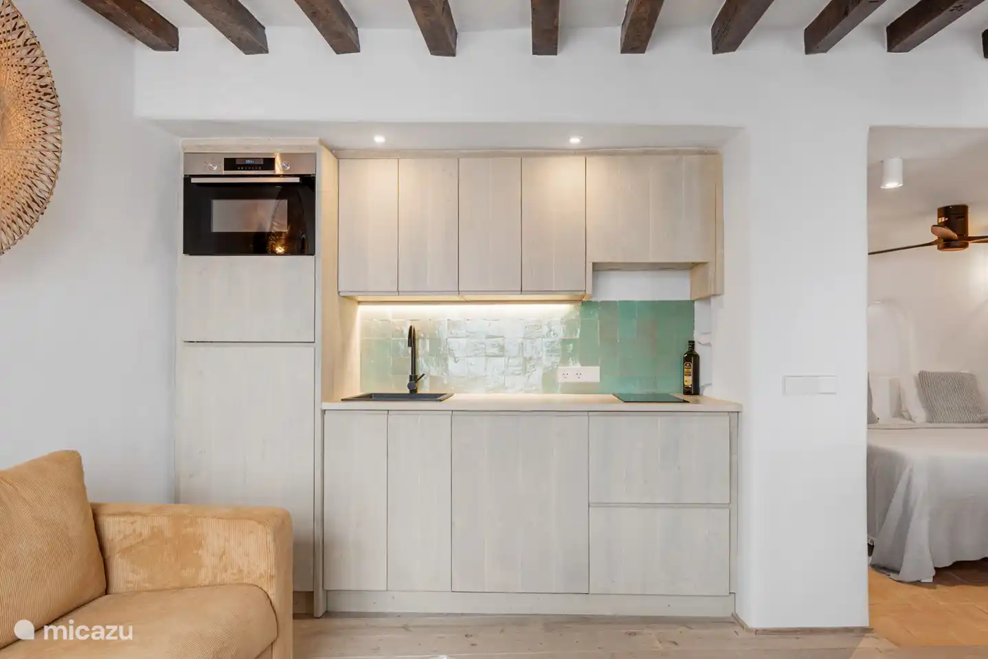 Cuisine au rez-de-chaussée avec tous les appareils intégrés