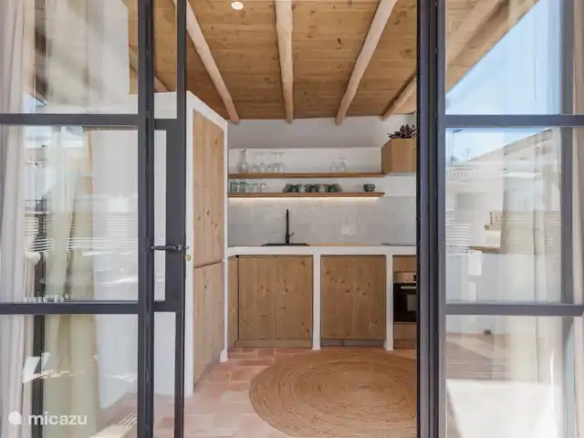 Casa Aduar Marbella Casco Antiguo 3b en España, Costa del Sol, Marbella - casa vacacional Vista a través de la cocina en el segundo piso.