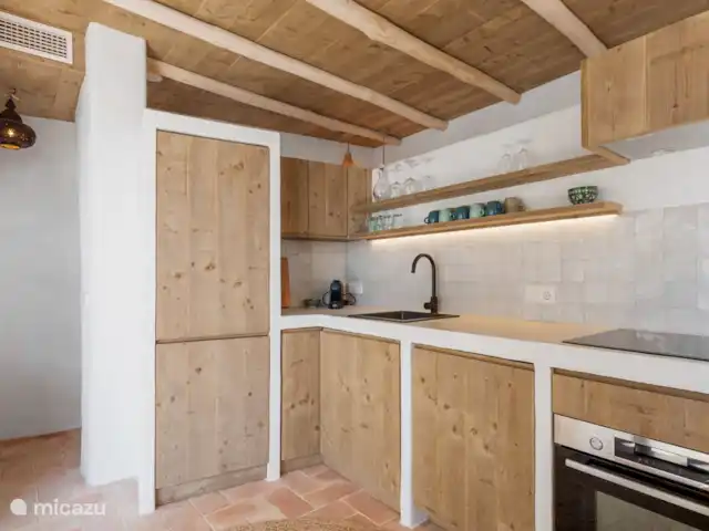 Casa Aduar Marbella Casco Antiguo 3b en España, Costa del Sol, Marbella - casa vacacional Cocina abierta con todos los electrodomésticos integrados.