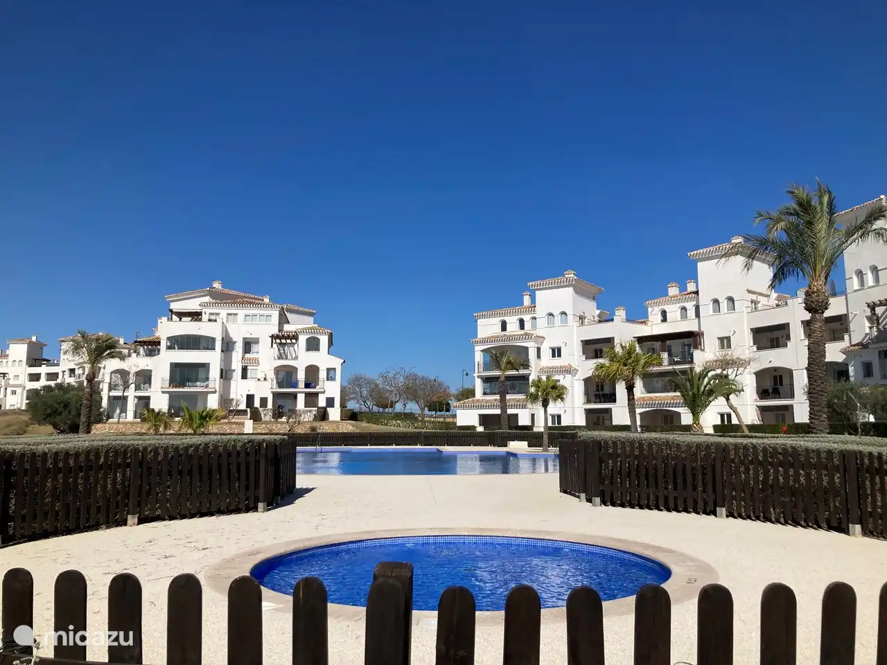 Piscina vista desde el otro lado con piscina para niños