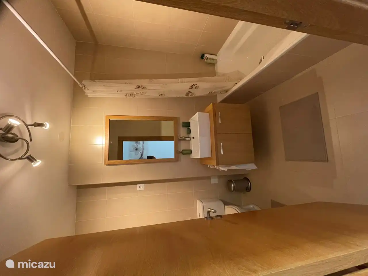 Cuarto de baño con bañera, ducha, WC, bidet y lavabo. Secador de pelo disponible.