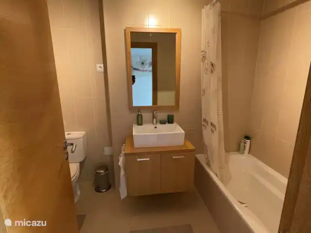Casa Calida | Espagne, Costa Cálida, Sucina - appartement Salle de bain avec baignoire, douche, WC, bidet et lavabo. Sèche-cheveux à disposition.