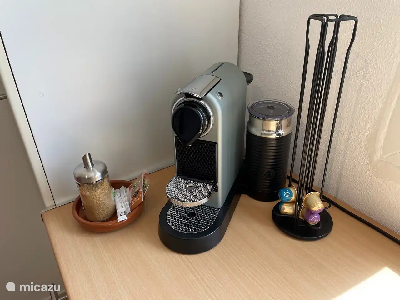 Cafetera Nespresso con espumador de leche.