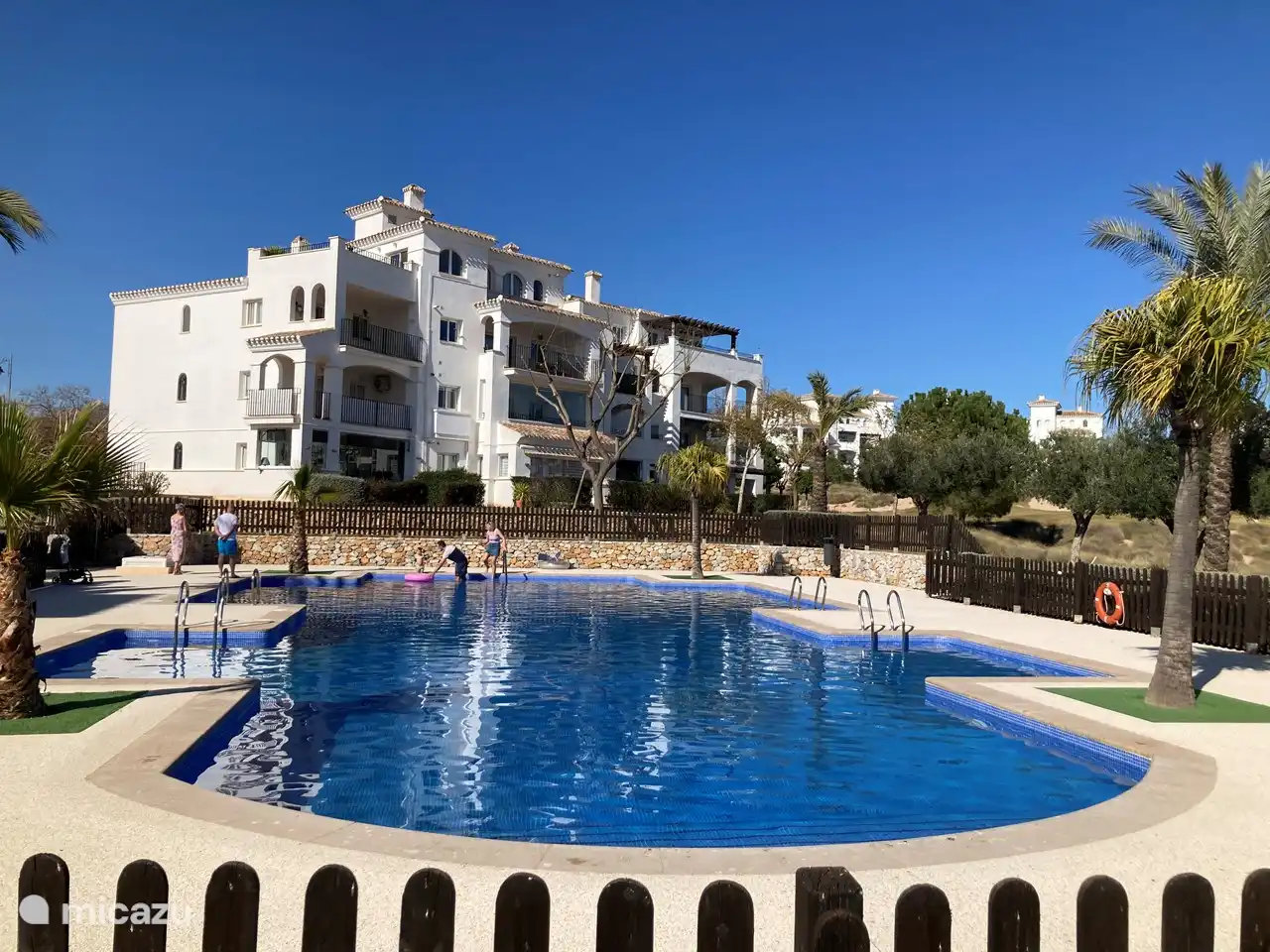 Piscina al otro lado de nuestro apartamento, a 2 minutos a pie.