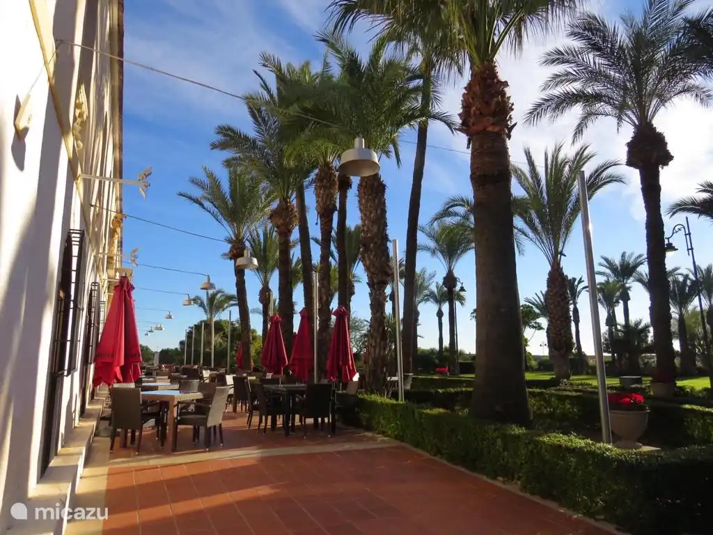 Terraza del restaurante del resort para disfrutar de deliciosa cocina española para el desayuno, el almuerzo y la cena.