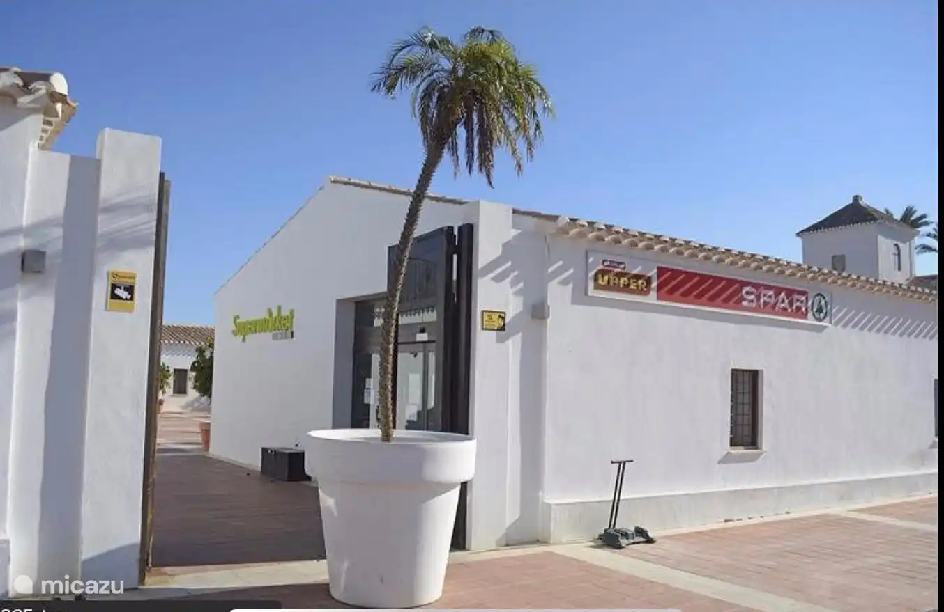 Supermercado en el resort con una amplia gama que incluye pan recién hecho todos los días.