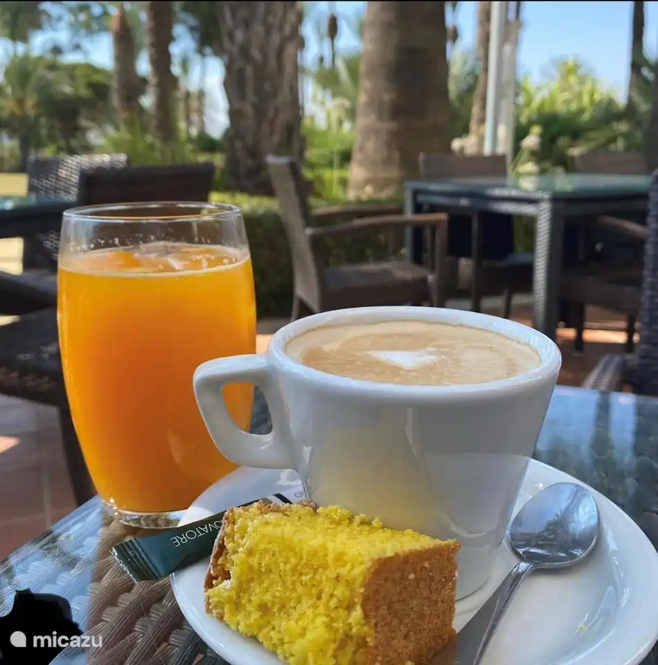 Delicioso capuchino con tarta típica de Murcia