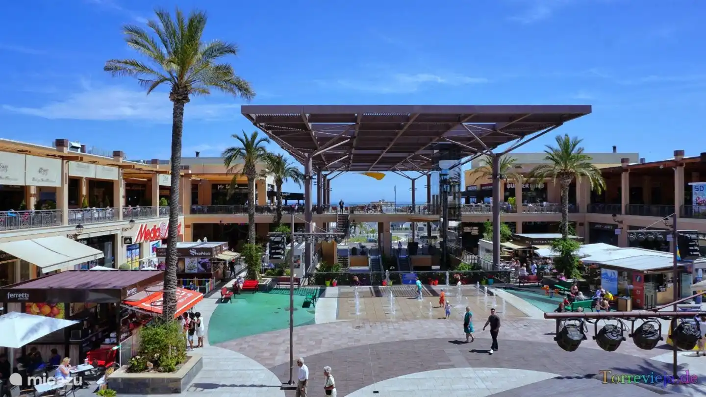 El centro comercial La Zenia Boulevard uno de los lugares a los que puedes acudir. Se trata del centro comercial moderno al aire libre más grande de la provincia de Alicante. Con más de 150 comercios y multitud de restaurantes, bares, actuaciones en directo y música en directo. 25 min en coche y aparcamiento gratuito.