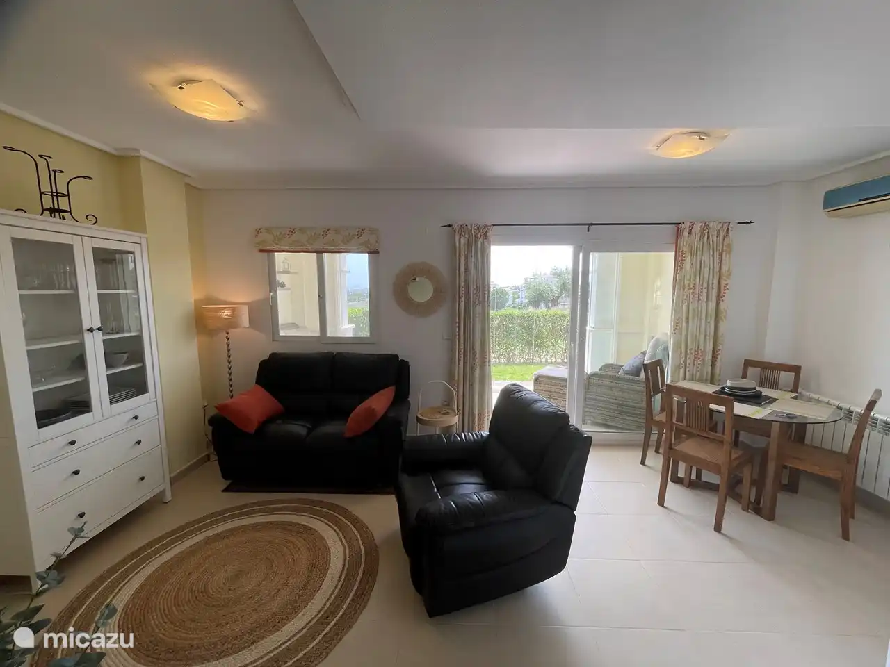 Salón con sillones relajados. Las piernas pueden subir ??, aire acondicionado y smart TV incluido Netflix. Puerta corredera al patio y equipada con cortinas de cristal. Todas las ventanas tienen mosquiteras.