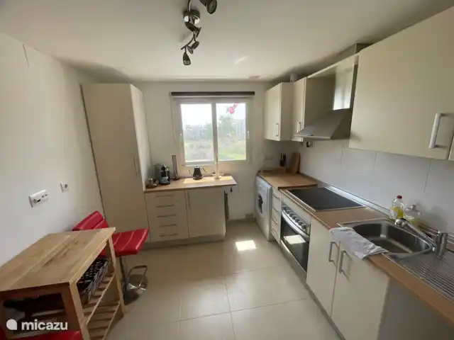 Casa Calida | Espagne, Costa Cálida, Sucina - appartement Cuisine donnant sur le golf avec toutes les commodités disponibles. Comprenant Plaque à induction, four, réfrigérateur congélateur, lave-vaisselle, cafetière.