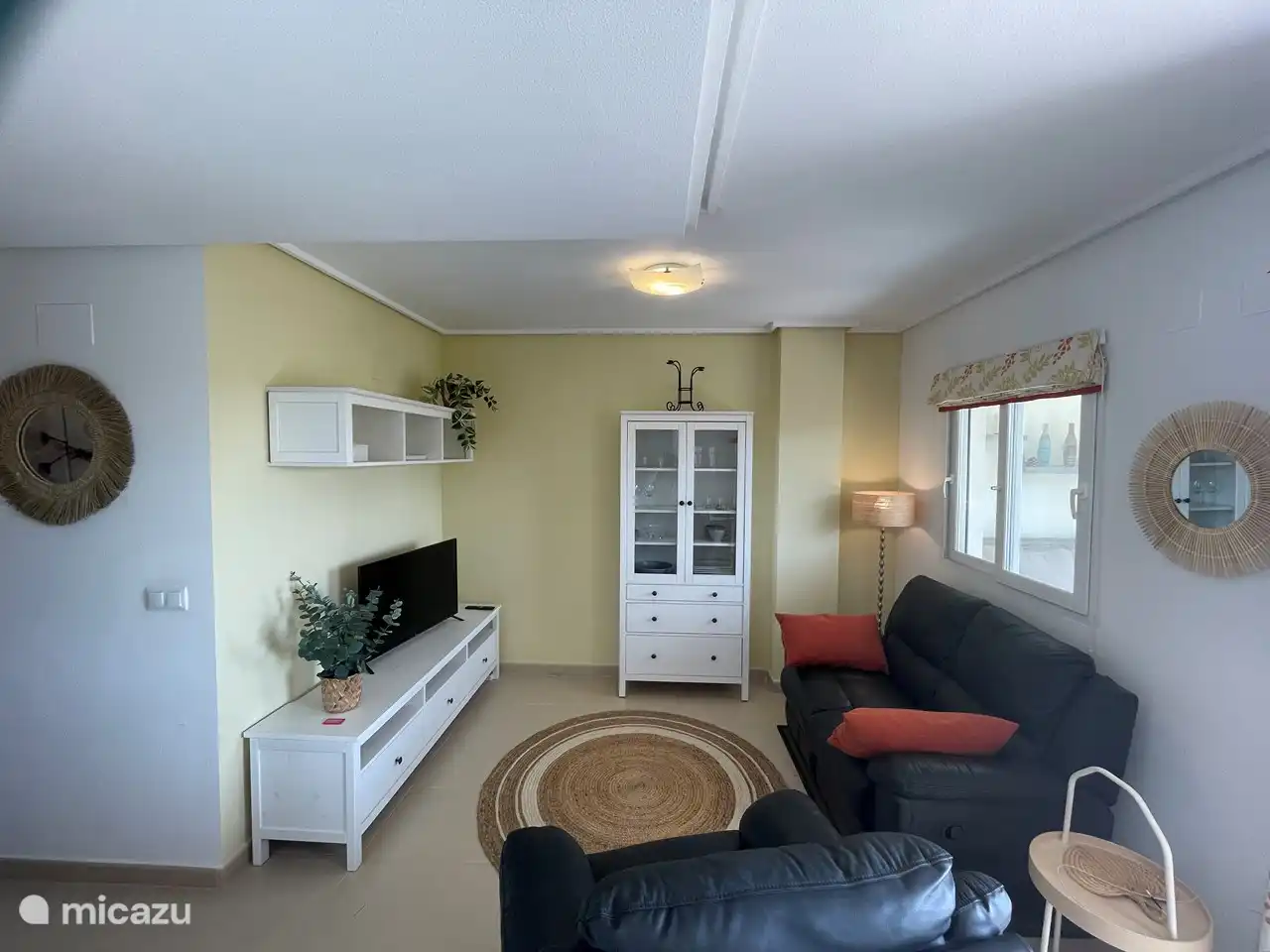 Salón con Smart TV y WiFi rápido.