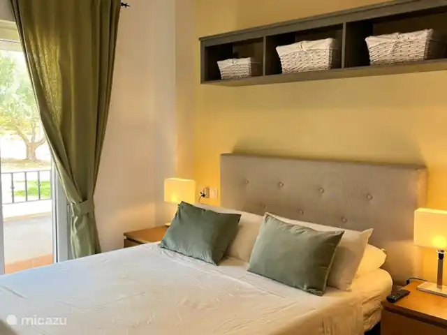 Casa Calida | Espagne, Costa Cálida, Sucina - appartement Chambre avec un lit double avec un matelas et des oreillers confortables pour une merveilleuse nuit de sommeil. TV, armoire intégrée, ventilateur de plafond avec télécommande. Moustiquaires et écrans occultants. Portes françaises donnant sur une petite terrasse extérieure à l'avant de l'appartement